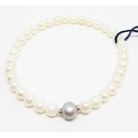 Bracciale in perle bianche e grigie Kioto con sfera oro bianco